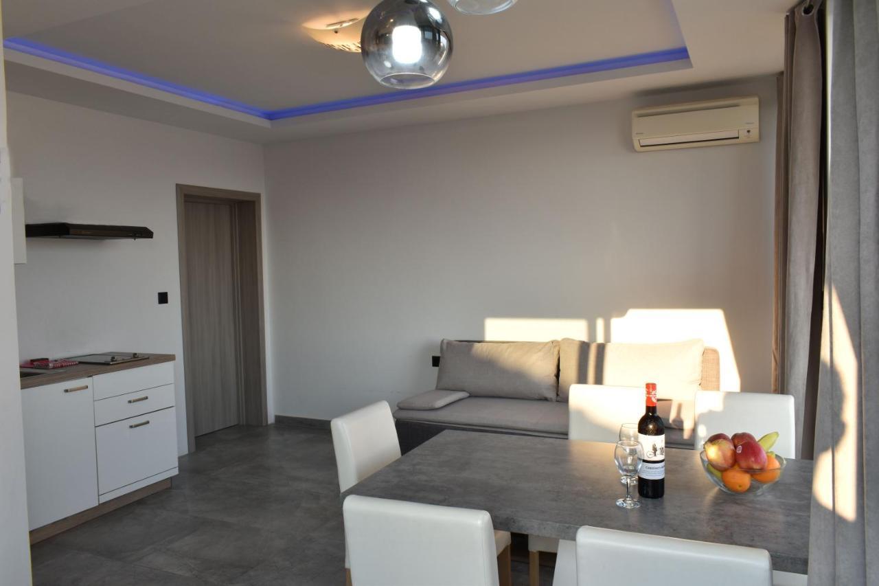 Apartments Toni Примоштен Екстер'єр фото