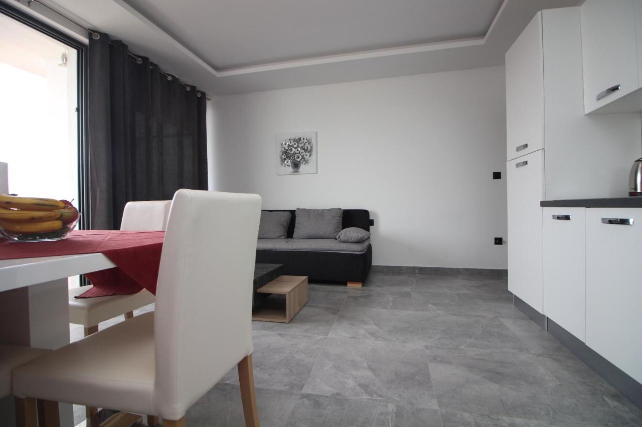Apartments Toni Примоштен Екстер'єр фото
