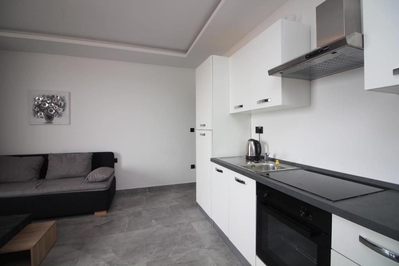 Apartments Toni Примоштен Екстер'єр фото