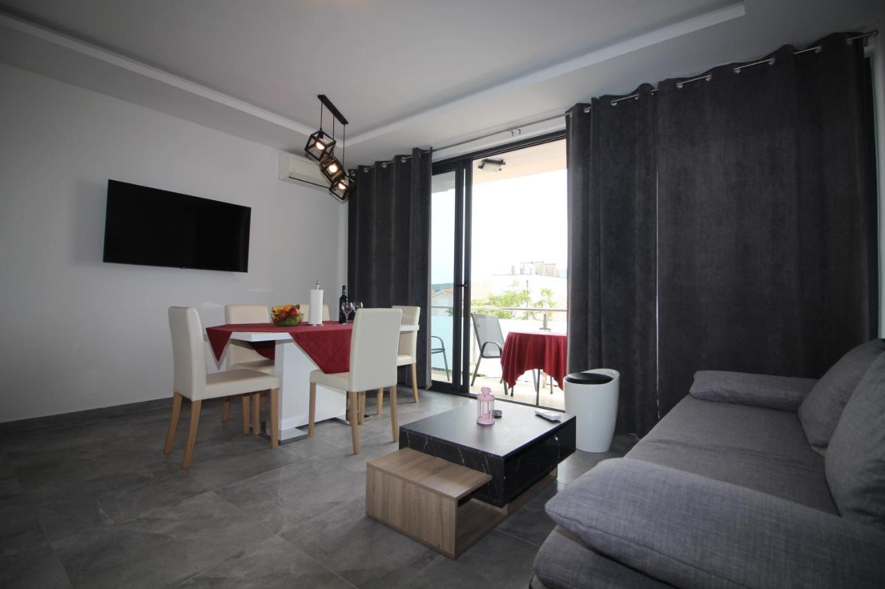 Apartments Toni Примоштен Екстер'єр фото