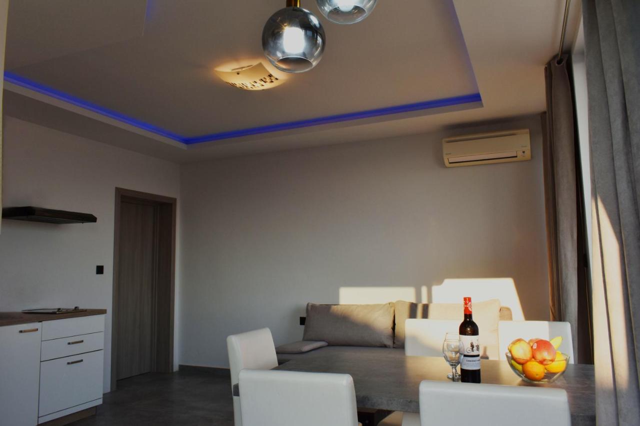 Apartments Toni Примоштен Екстер'єр фото